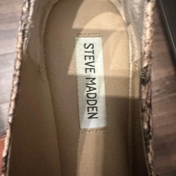 Steve Madden Cream and neutrals Flats with Snakeskin Pattern - Picture 2 of 6